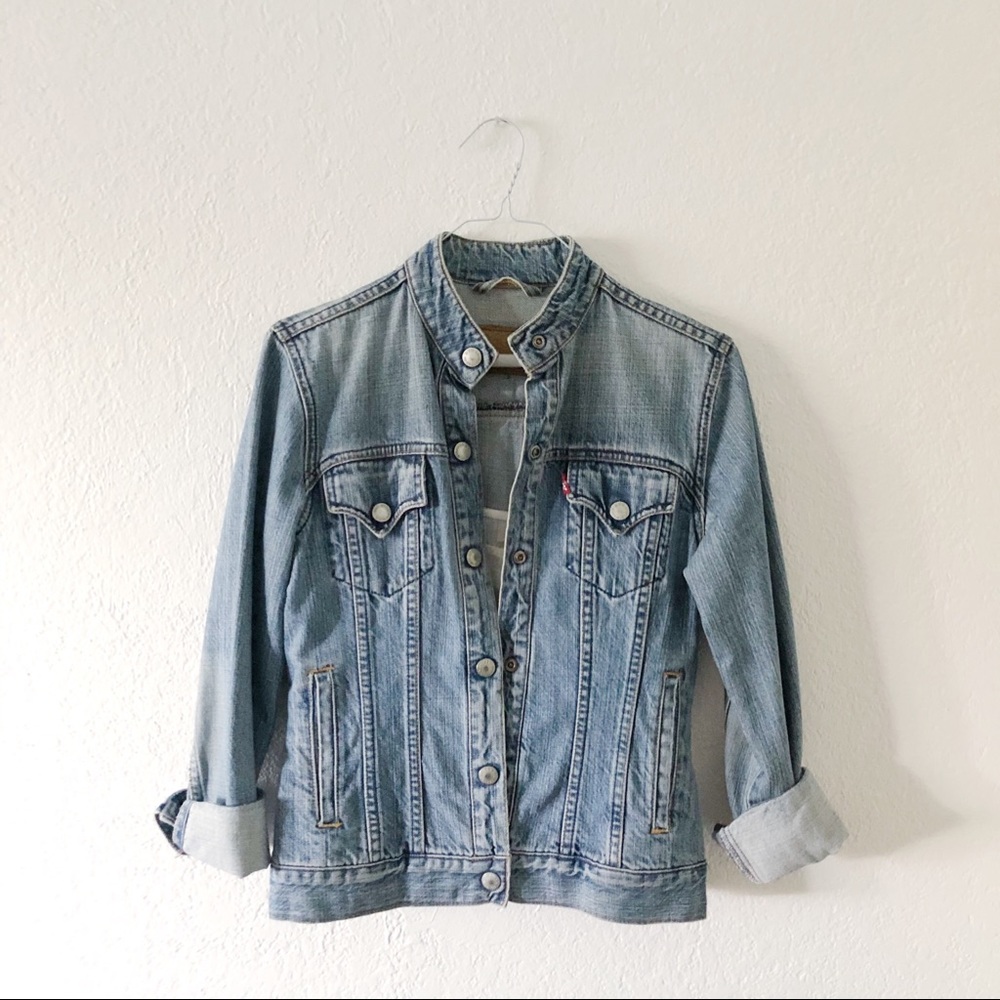 Vintage light wash Levi denim jacket